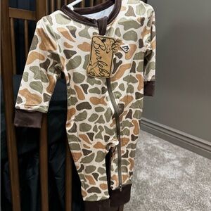 BURLEBO Camouflage One-Piece Footie in Olive, Brown & Tan